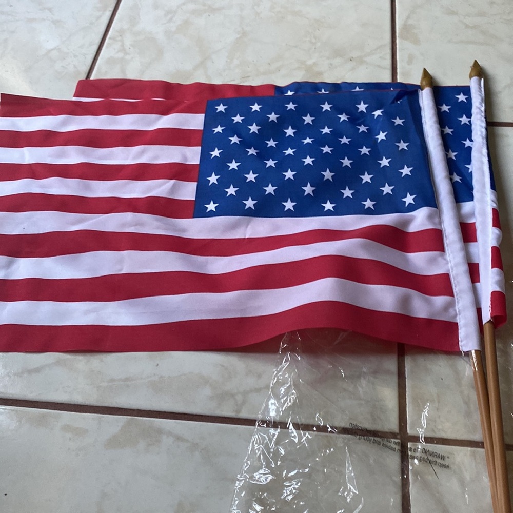 NWOT Patrotic Windsock and 2 flags - Picture 2 of 3